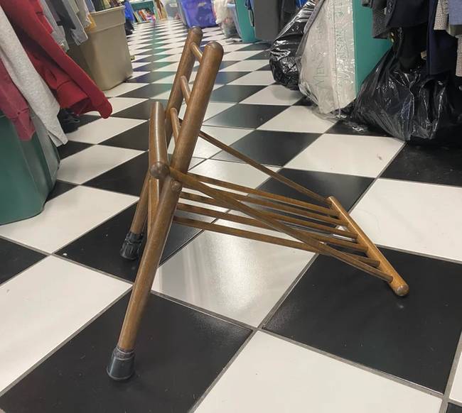 „Egy összecsukható fa cucc. Azt hittem, hogy ez egy szék, de határozottan nem szék."
