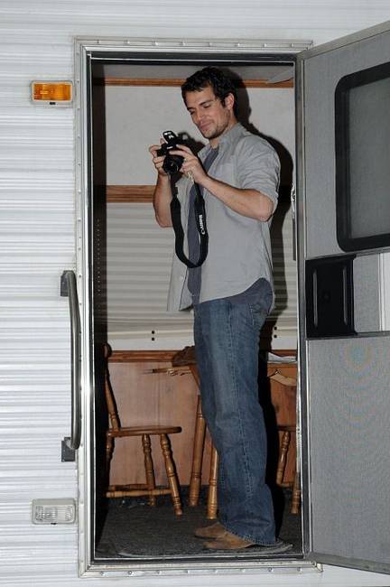 Henry Cavill lefotózta azokat a paparazzikat, akik őt fotózták.