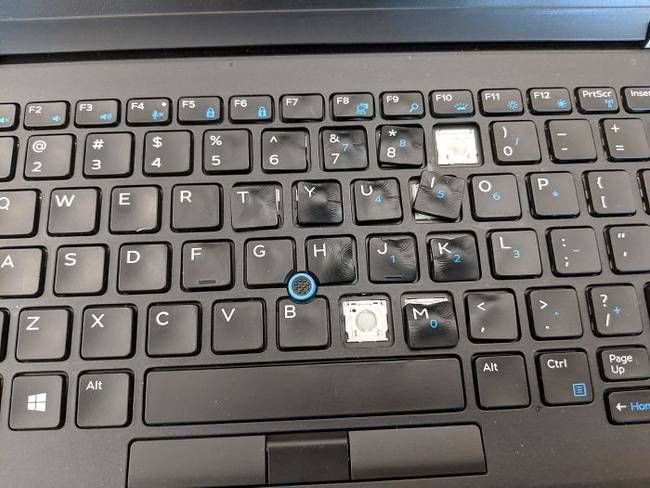 A laptopbillentyűzetre ömlött víz felszárítására nem a hősugárzó pisztoly a legjobb megoldás.
