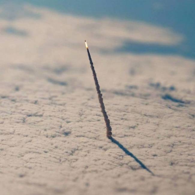A NASA egyik űrhajója, amint épp elhagyja a Föld légkörét, a Nemzetközi Űrállomásról nézve.