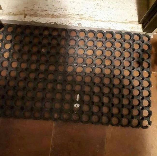 A lábtörlő alá rejtett lakáskulcs egyébként sem túl biztonságos, így meg aztán...🙄
