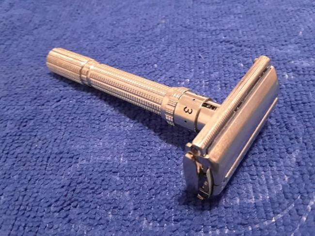 „Ezt a Gillette borotvát valamikor a 60-as években gyártották. 10 penge 2 dollárba kerül hozzá, és simábbra borotvál, mint bármilyen borotva, amit életemben próbáltam."