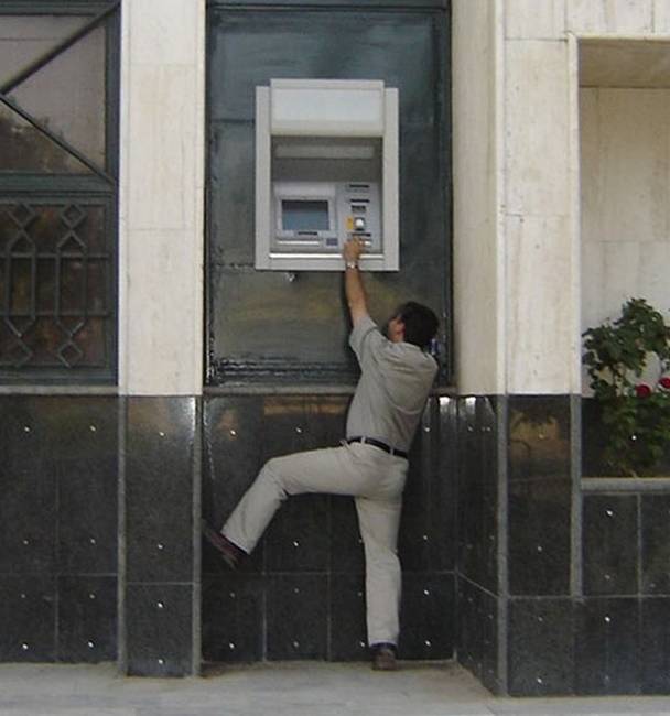 Ennél az ATM-nél meg kell küzdened a pénzedért.