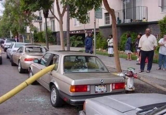 Nem véletlenül tiltják a tűzcsap mellé parkolást.