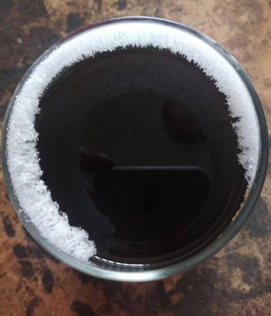 „Mi történik, ha egy csésze kávét a fagyasztóban hagyunk."