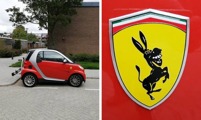 „Egyszer sétáltam, és láttam, hogy egy kis vörös Smart parkol az úton, egy nagyon ismerős emblémával. Közelebb mentem és…”