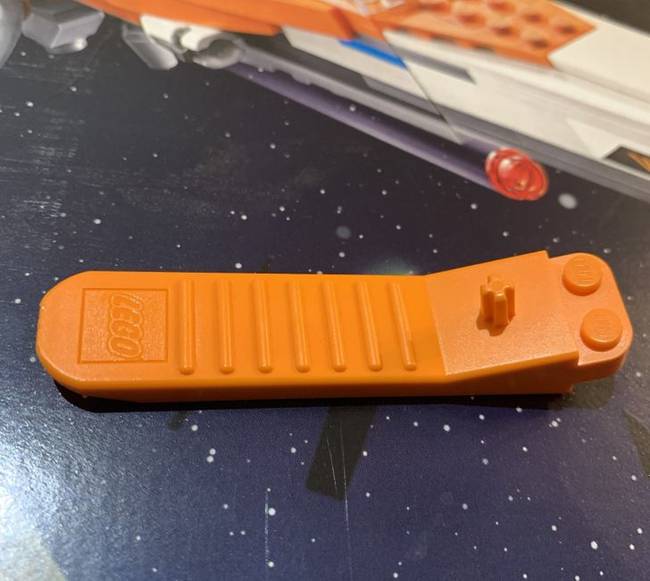„Ma tudtam meg, hogy a modern LEGO készletek mellé ilyen eszközt adnak ajándékba, ami segít megkönnyíteni az összeragadt kockák szétszedését. Nekünk gyerekkorunkban csak a fogunk és a körmünk volt."