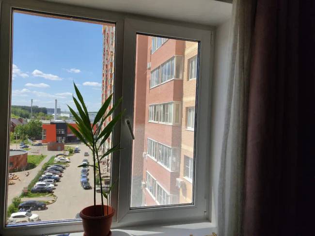 Megtanultam, hogyan kell a szúnyoghálót (keret nélkülit) bármilyen műanyag ablakra felfeszíteni. Csavarok és ragasztó nélkül.