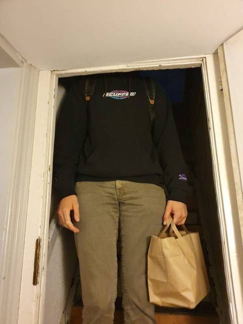 Amikor egy 190 cm magas ember lemegy a pincébe.