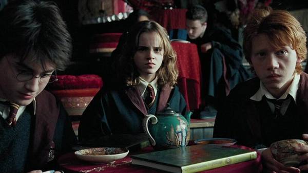 Mi van az asztalon Hermione előtt?
