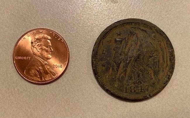 Egy penny érme 1847-ből és 2018-ból.