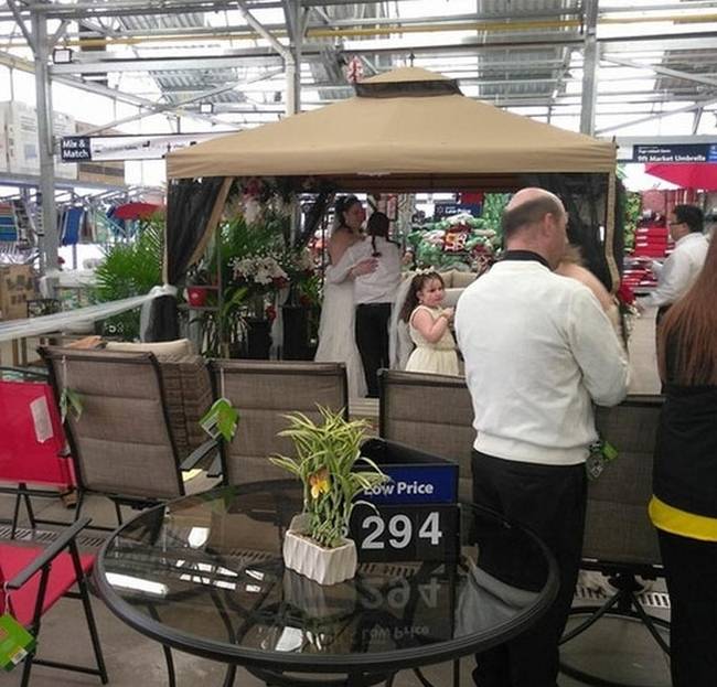 Sokat spórolhatunk az esküvői dekoráción, ha egy szupermarket kertosztályán tartjuk a ceremóniát.