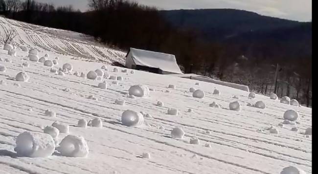 Az erős szél okozta természetes hótekercsek.
