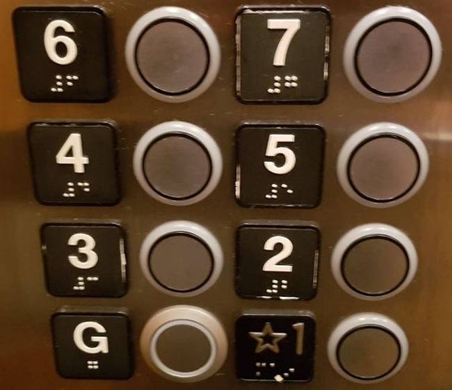 „A lift gombjai az apartmanházunkban."