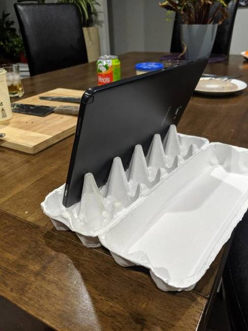 Egy tojástartó helyettesíthet egy tablet-tartó állványt.