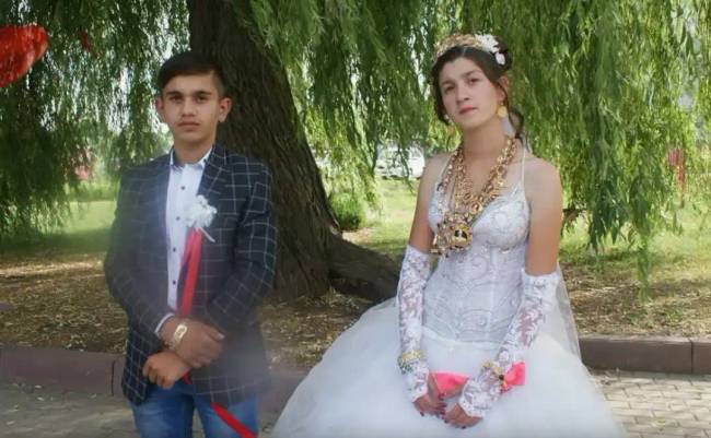 Miért próbálják a romák nagyon fiatalon férjhez adni a gyerekeiket? Elmagyarázom egyszerűen