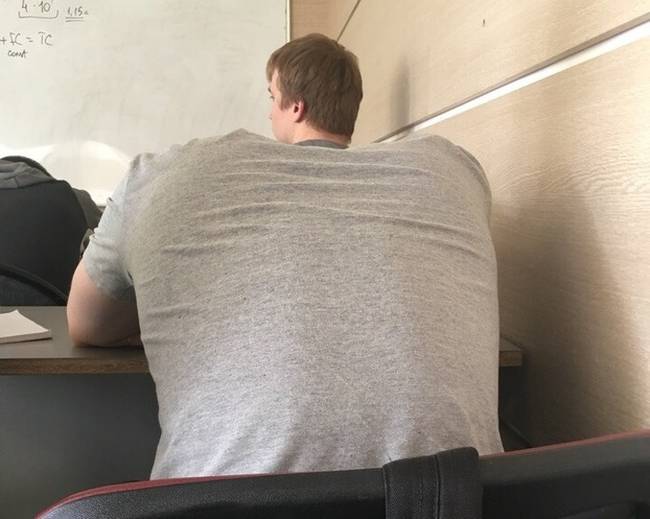 Túl kis fej ez egy ilyen hatalmas testhez.