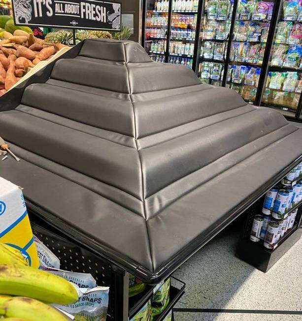 „Ilyen piramison tárolják a gyümölcsöket a helyi szupermarketben."