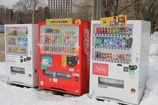 Az italautomaták teljesen behálózzák a nagyvárosokat, sok esetben például a szabad ég alatt helyezik el őket a parkok és terek közvetlen közelében.