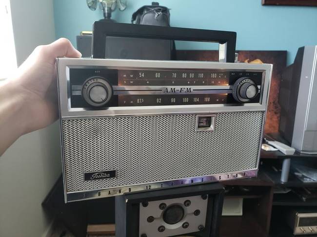 „Toshiba rádió 1962-ből. Minden alkatrésze eredeti és tökéletesen működik."