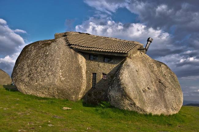 Casa do Penedo - sziklák közé épített ház Portugáliában.