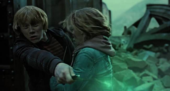 A Harry Potter és a Halál ereklyéi második részében Ron pálcájának a fénye zöldre változik – ezzel szimbolizálják a tiltott Avada Kedavra varázslatot, amit a film egyik főszereplője sem használt.