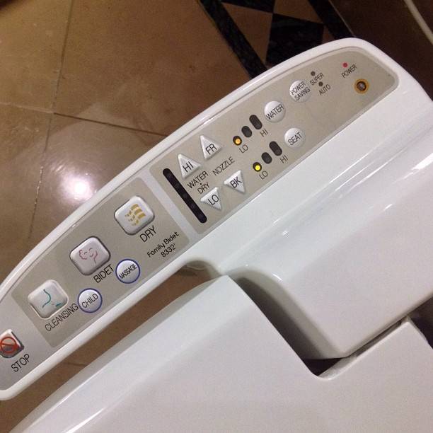 A WC-ülőkék nem csak fűthetők, de a WC-kben automata bidé és szárítási funkció is található.