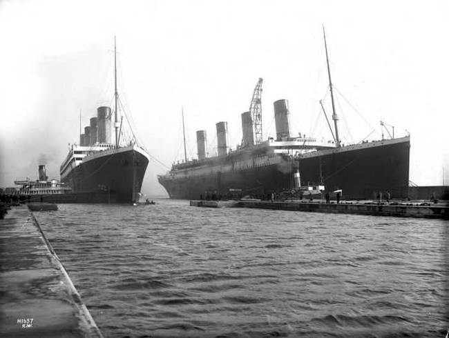 Ikertestvérek: Az Olympic (balról) és a Titanic (jobbról), 1912. március 6-án, Belfastban.