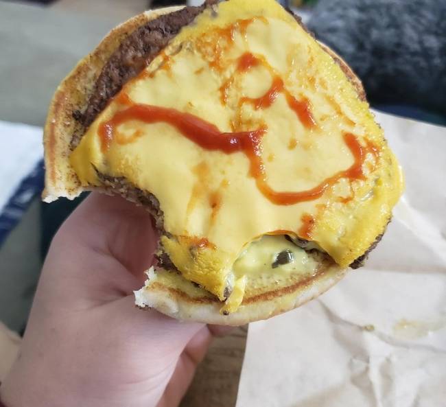Egy harapás után leejtette a hamburgerét a földre. A tetejére esett, úgyhogy kidobta a tetejét és tovább ette a hamburgert. Mekkora ötlet!