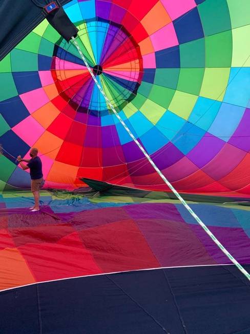 „A nagybátyám 190 cm magas, és ezen a képen egy hőlégballon belsejében van."