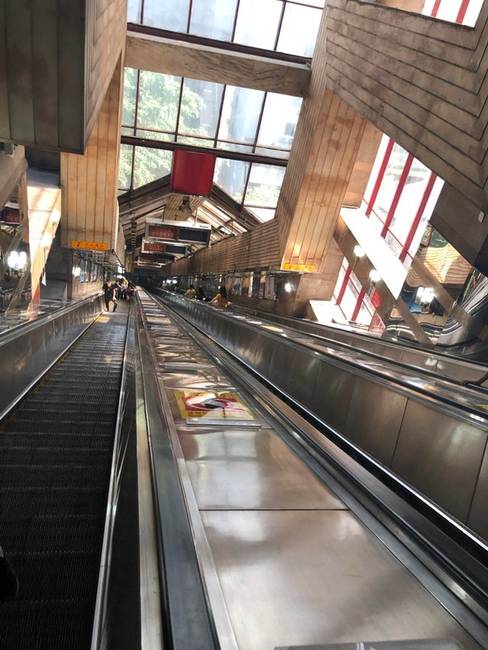 Néhány metróállomás nagyon mélyen fekszik. Csungking például 2,5 percig tart, míg a mozgólépcsővel leérünk az állomás szintre.