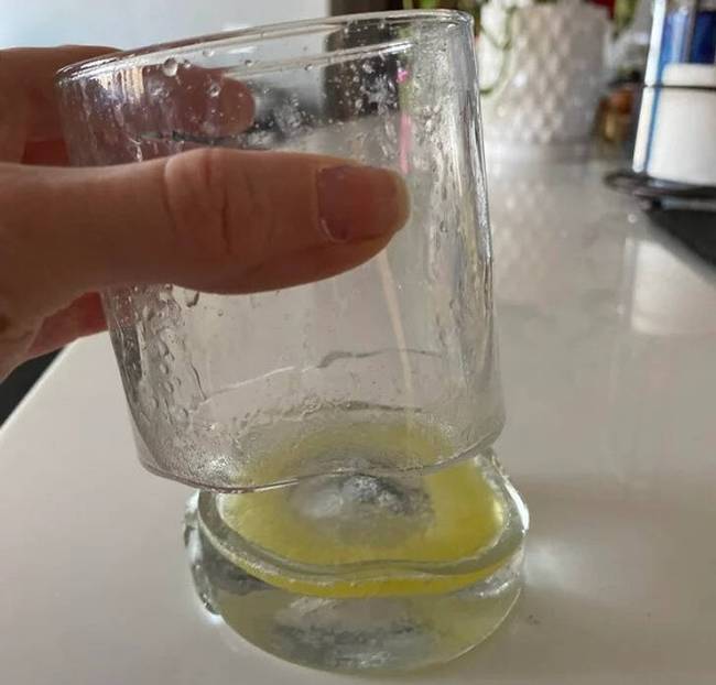 „A barátom a mikróban felejtette a vajat, ami tökéletesen kettévágta a pohár alját."