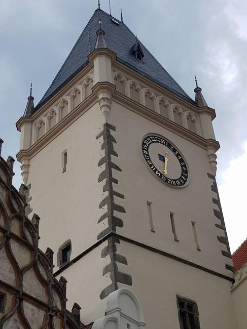 Ez a történelmi jelentőségű 24 órás toronyóra a csehországi Taborban található.