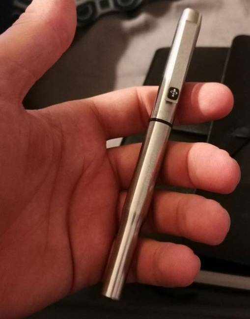 „Ezt a Parker tollat egy esküvőn kaptam 5 éves koromban. Most 24 éves vagyok, és még mindig tökéletesen működik, csak néha fel kell tankolni."