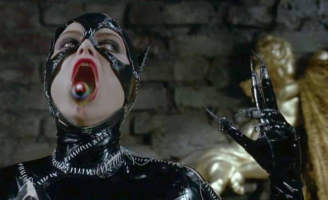 A Batman visszatér című film egyik jelenetében Michelle Pfeiffer színésznő egy élő madarat tart a szájában, mert a forgatáshoz készített kellék madarakról úgy vélte, hogy nem elég élethűek.