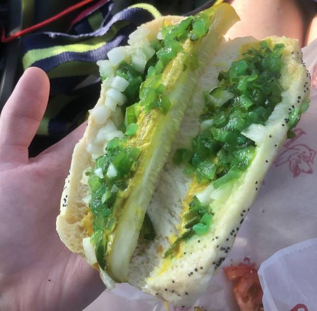 „Megkérdeztem, hogy van-e vegetáriánus hotdogjuk. Igent mondtak, én pedig izgatottan rendeltem egy chicagói stílusút. Hotdog kiflit kaptam zöldségekkel, 5 dollárért."