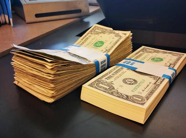 Mind a két kötegben 100 darab egydolláros bankjegy található, a különbség, hogy a bal oldalikat már használták, a jobb oldaliban találhatókat pedig még sohasem.