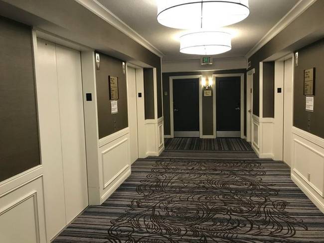 Ebben a szállodában 6 lift van, de ezek közül csak 2 megy le a garázsba, és ezt csak a liftbe lépve tudod megnézni, szóval 6-ból 2 esélyed van arra, hogy eljuss a kocsidhoz.