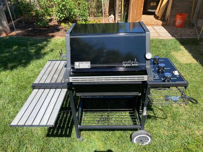 „Ez a grill körülbelül 30 éves. Alaposan megtisztítottam, és vettem rá új fogantyúkat és kapcsolókat. Minden más eredeti és tökéletes."