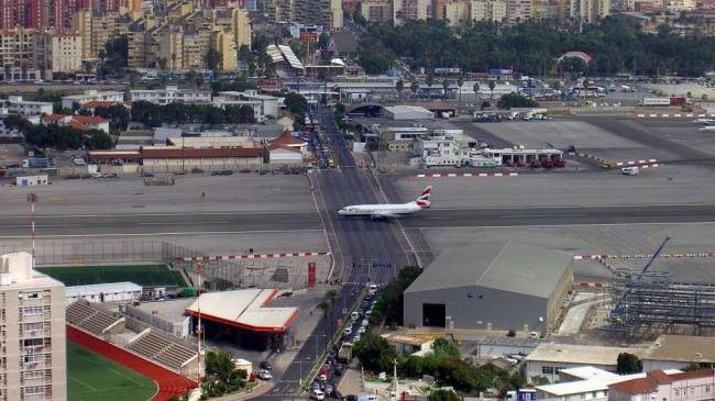 A Gibraltári Nemzetközi Repülőtér, amit egy főút keresztez.