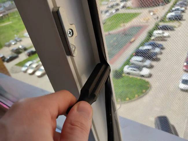 Megtanultam, hogyan kell a szúnyoghálót (keret nélkülit) bármilyen műanyag ablakra felfeszíteni. Csavarok és ragasztó nélkül.