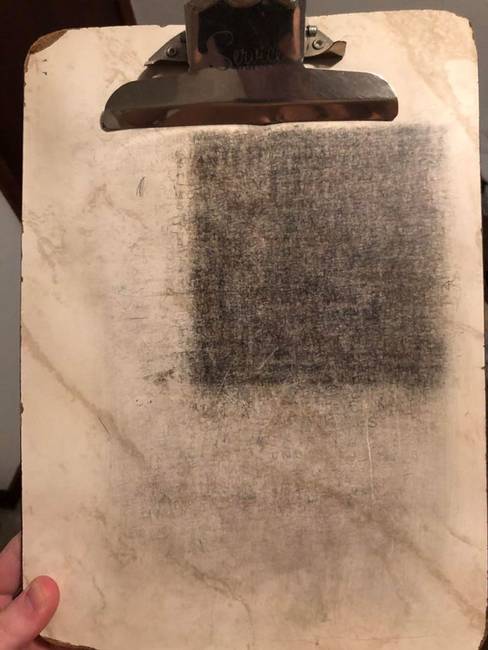 Így fog kinézni egy papír tartó tábla, ha 30 évig fejtesz rajta keresztrejtvényeket.