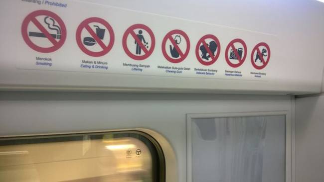 „A szingapúri metróban nem szabad sem rágózni, sem csókolózni."