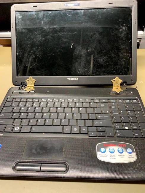 „Letört a laptop képernyője, úgyhogy zsanérral kellett odafogatnom, hogy továbbra is használhassam."