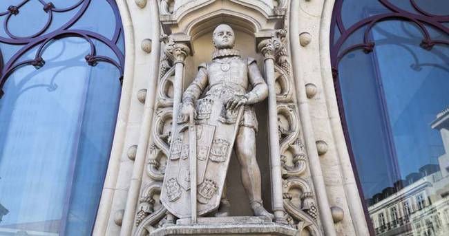 statue