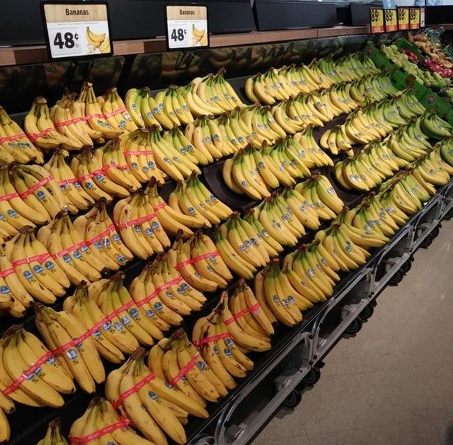 Ebben a boltban a banánokat érettség szerint rakják sorba.