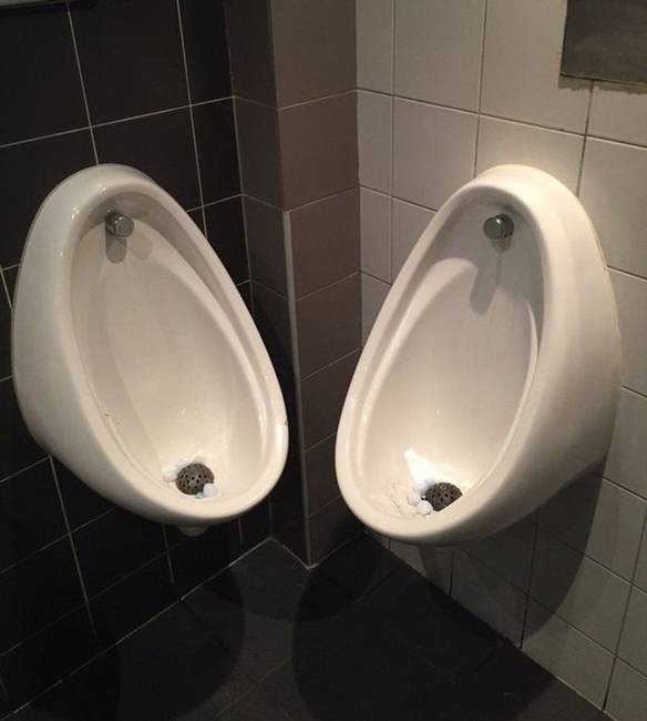 Két test nem fér el egy helyen. Aki ezt a mellékhelyiséget tervezte, az minden kétséget kizáróan megpróbált szembeszállni a fizika törvényeivel.