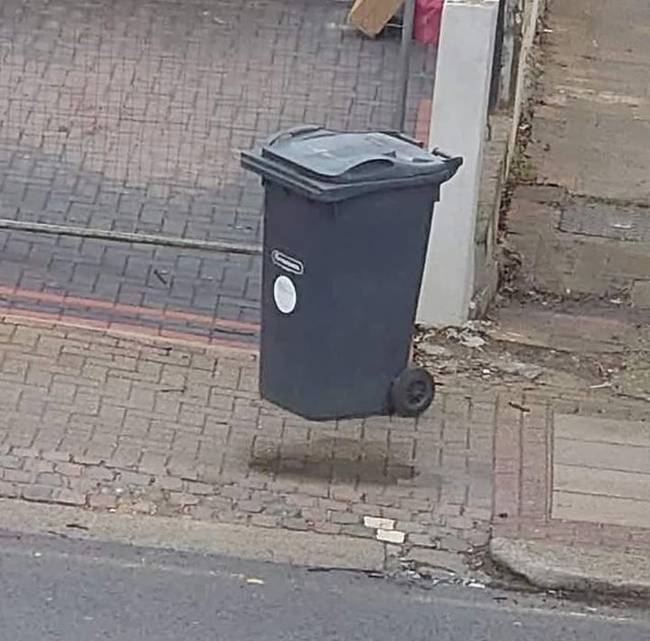 Ez a szemeteskuka látszólag dacol a fizika törvényeivel.