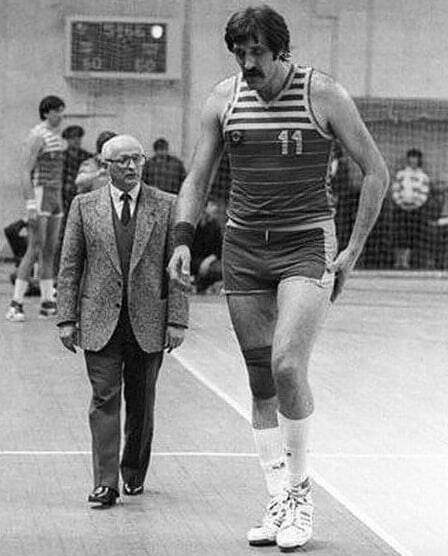 Az orosz kosárlabdázó, Vlagyimir Tkacsenko és edzője.