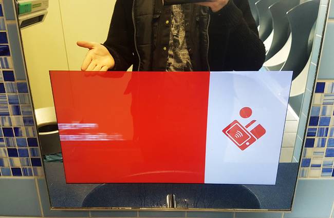 Ebben a vécében a reklámok közvetlenül a tükörben jelennek meg.